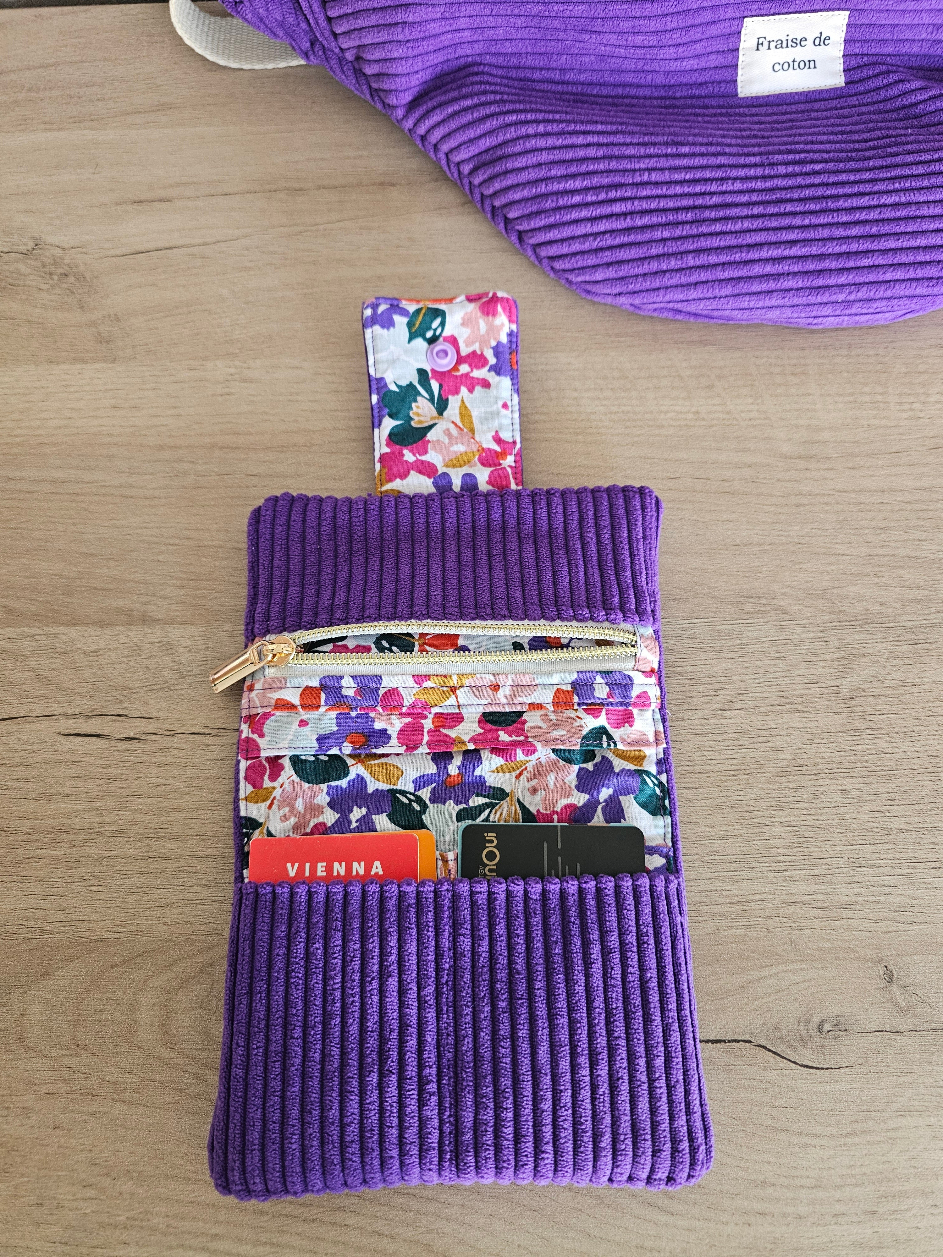 Lila Geldbörse mit Blumenmuster