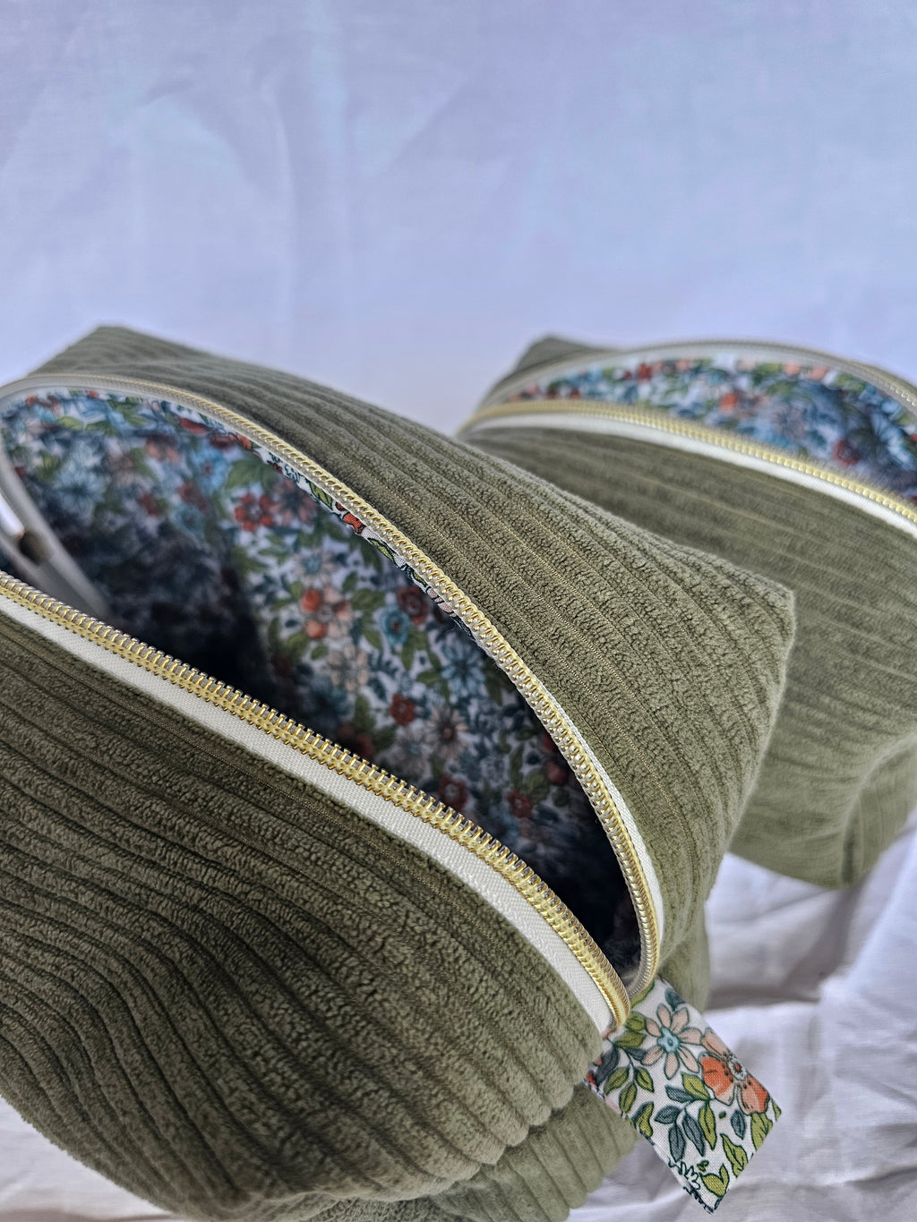 La trousse kaki petites fleurs