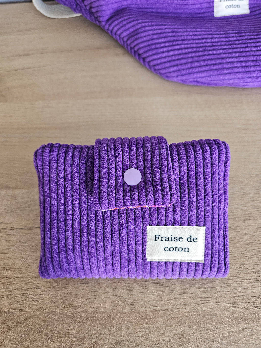 Lila Geldbörse mit Blumenmuster