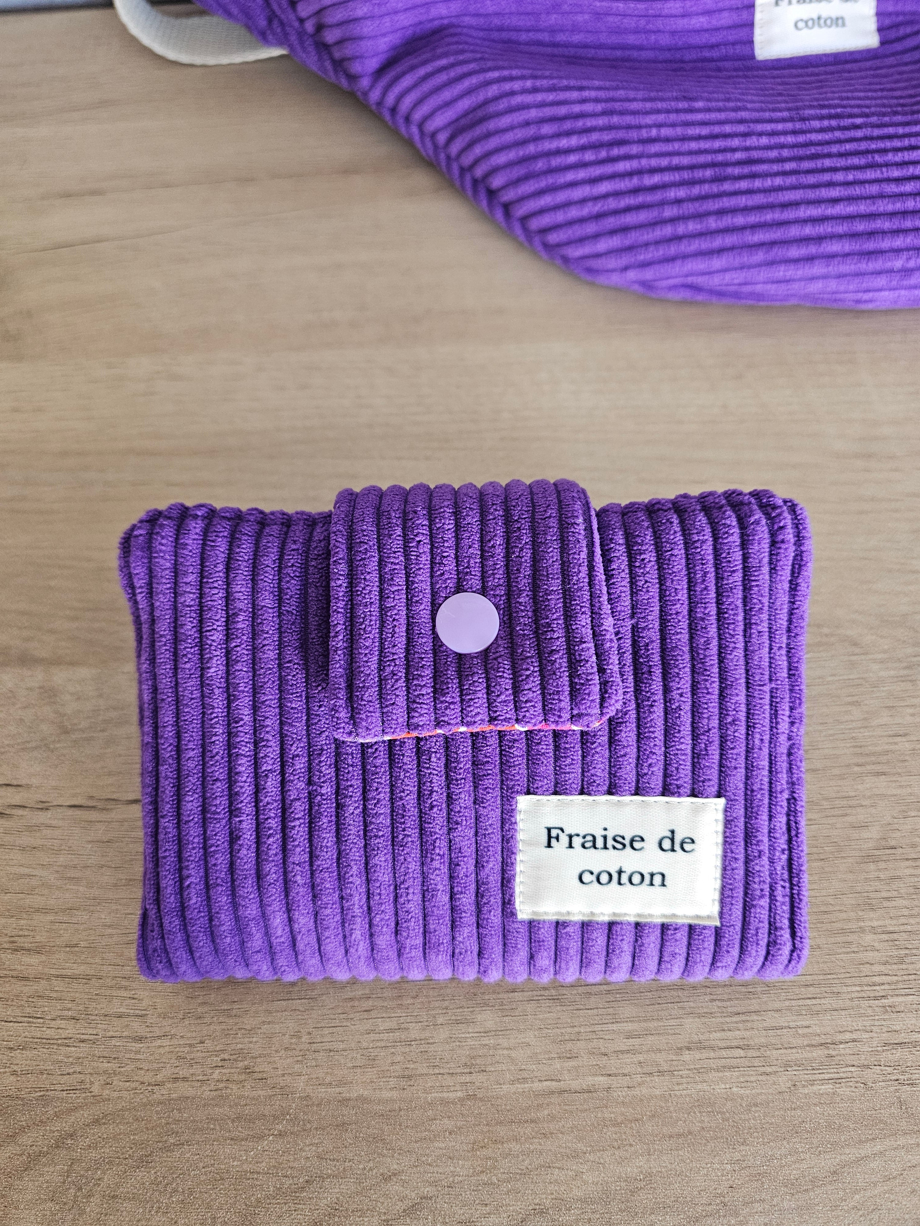Lila Geldbörse mit Blumenmuster